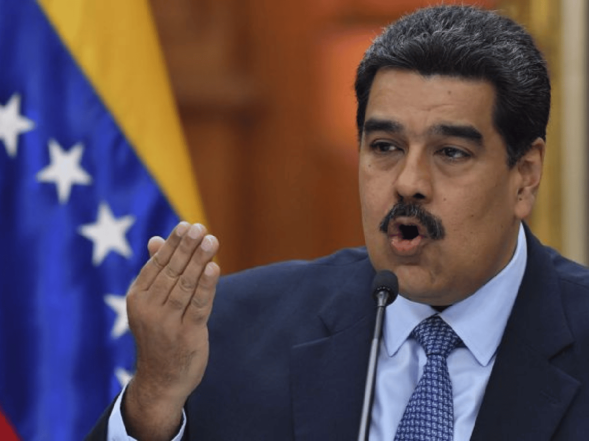 Maduro lanza advertencia a  "traidores" y el Parlamento  quiere "presidente interino"
