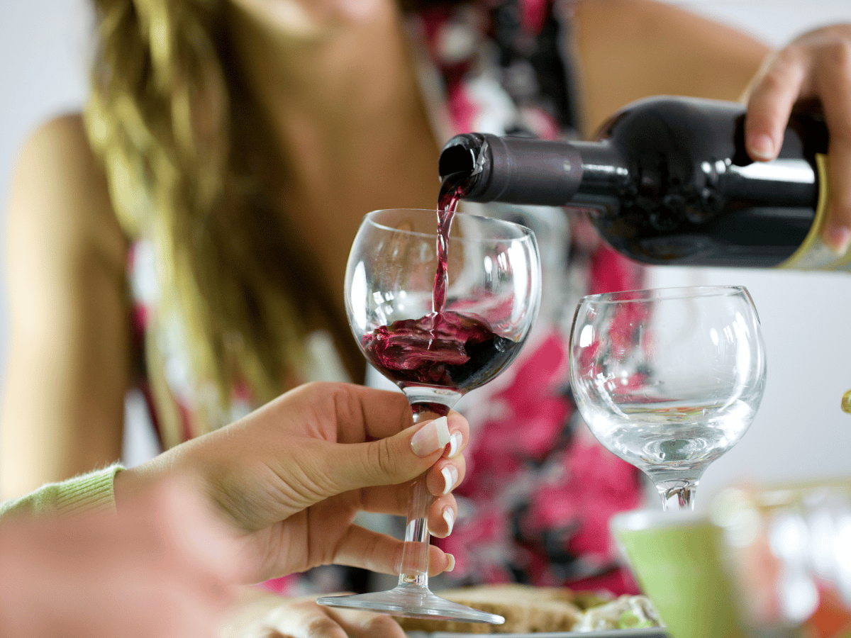 Beber más de cinco vasos de vino por semana podría  acortar la vida
