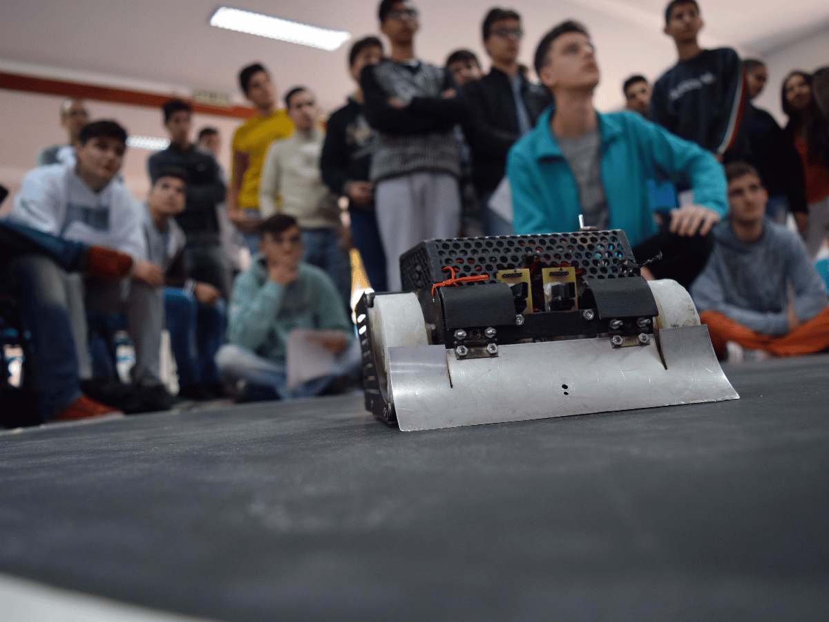 Este sábado continúa el taller  para aprender a armar robots   