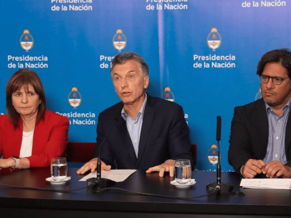 Macri dijo que la agresión al micro de Boca fue "un bochorno" y pidió "rechazar las mafias"