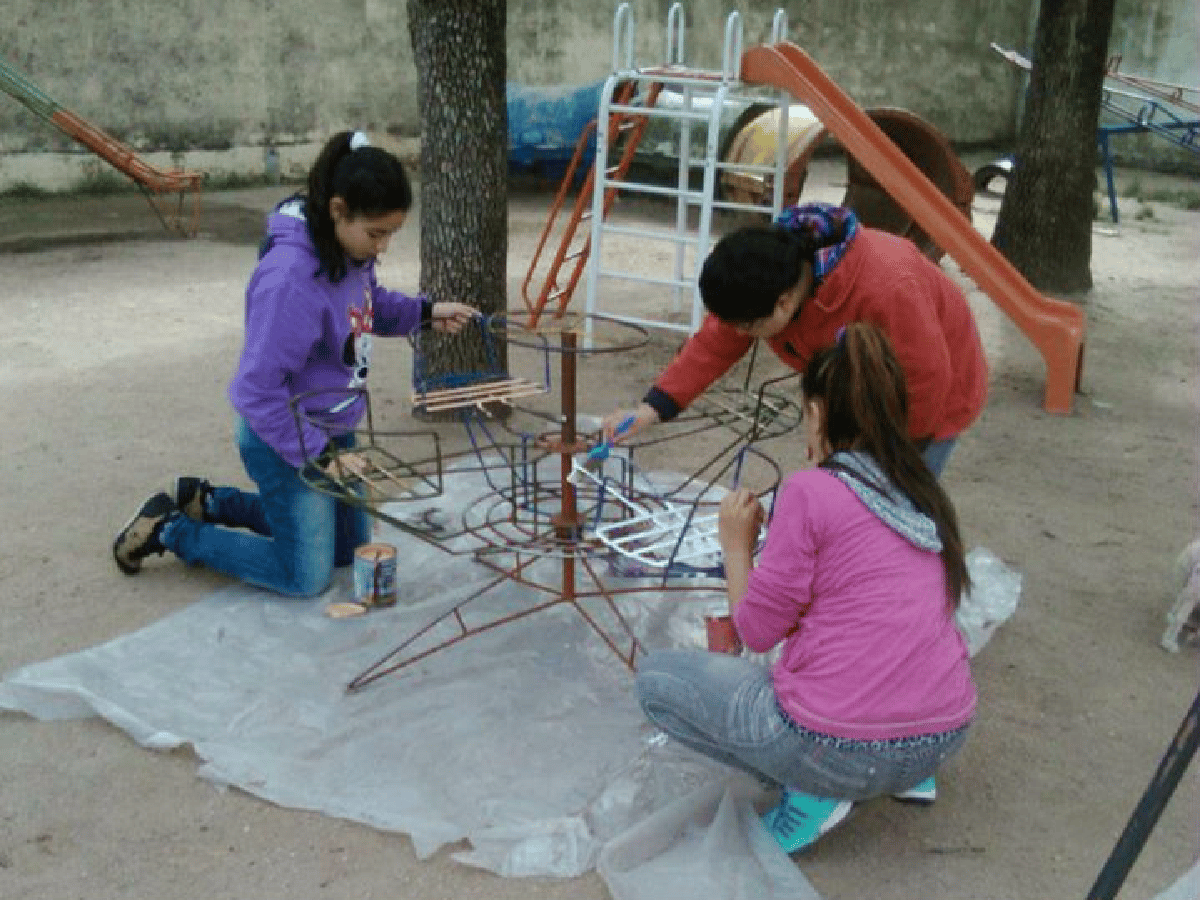 Vecinos pintaron y arreglaron juegos  para el jardín de infantes “2 de Abril”