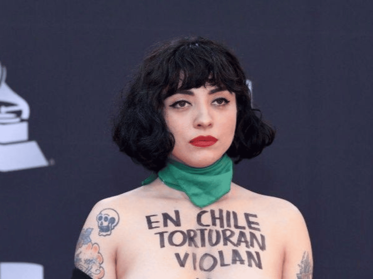 Mon Laferte mostró sus pechos en los Grammy Latinos, en protesta por la violencia en Chile