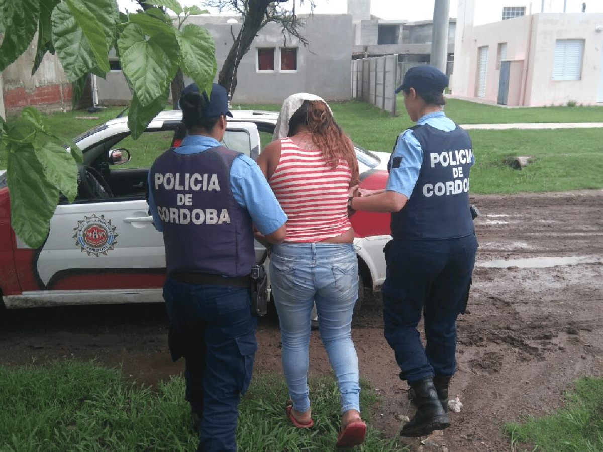 Brutal golpiza a mujer policía: la Provincia confirmó la detención de una joven y explicó el desplazamiento del efectivo 