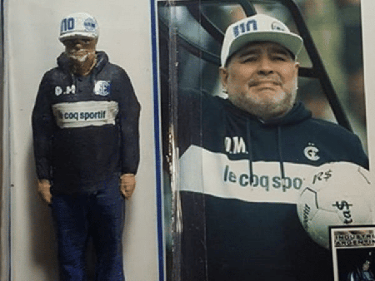 Venden el muñeco de Maradona DT de Gimnasia