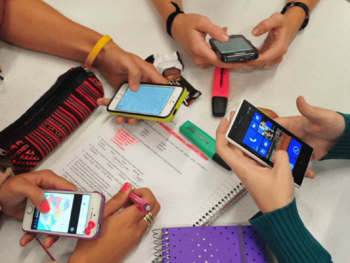 Cinco de cada diez adolescentes tienen el celular al alcance de su mano 12 horas por día