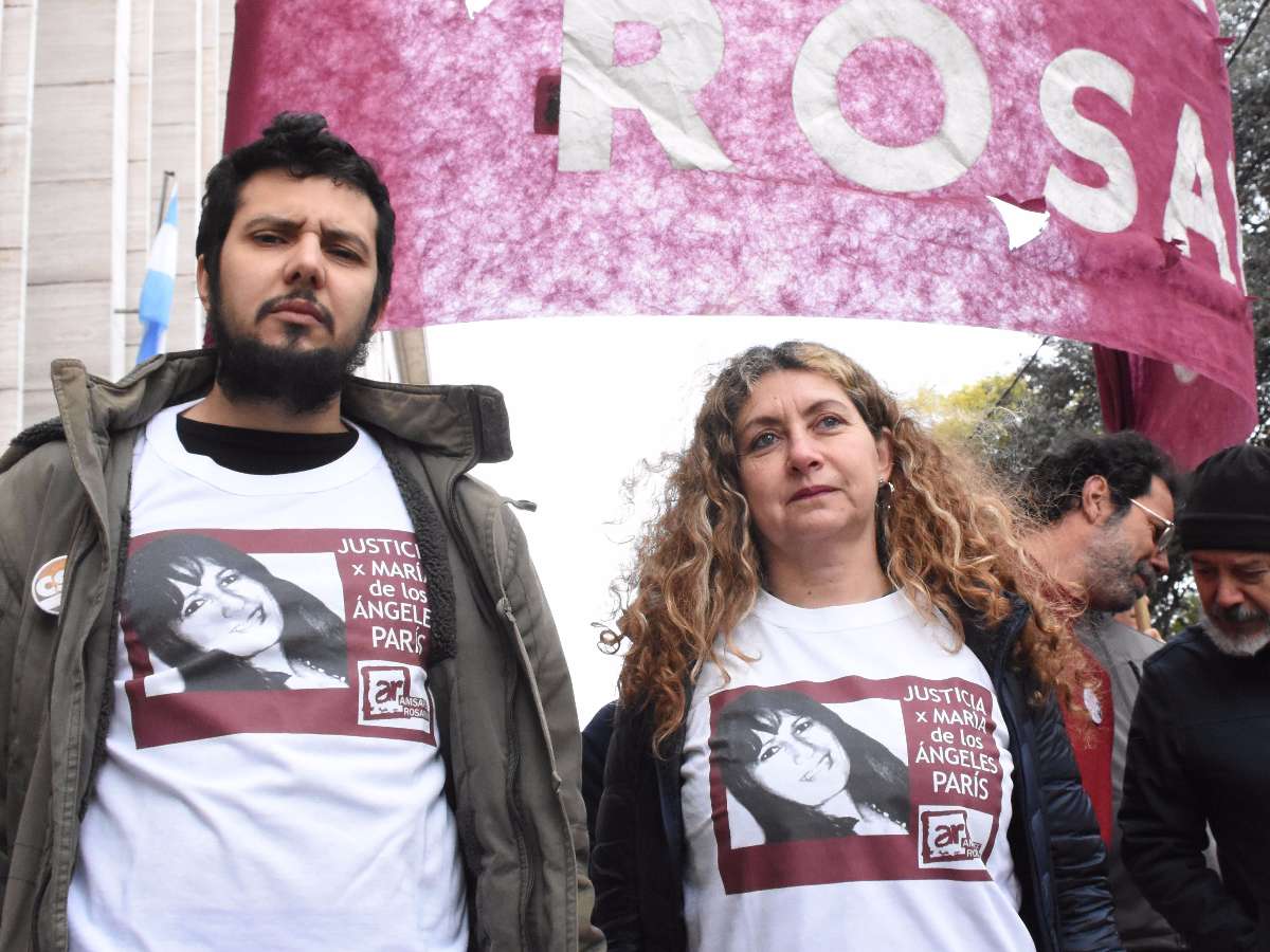 Denuncian que una docente que murió esposada dentro de una comisaría en Rosario fue asesinada