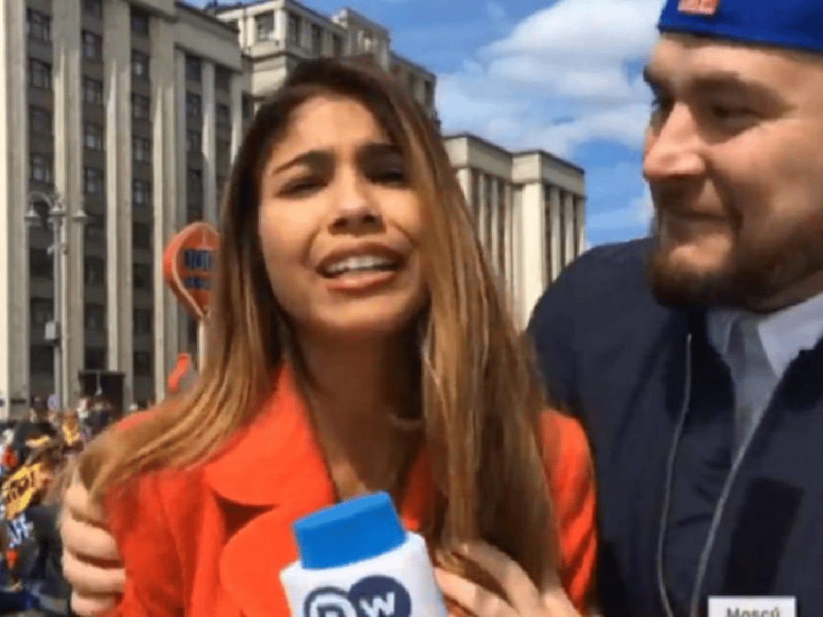 [Video] Periodista colombiana fue acosada en vivo por un hincha