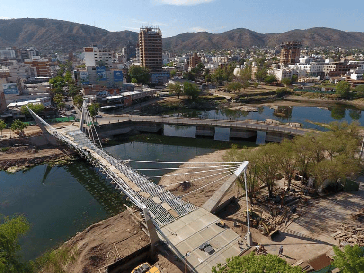 El nuevo puente peatonal de Carlos Paz, en su etapa final