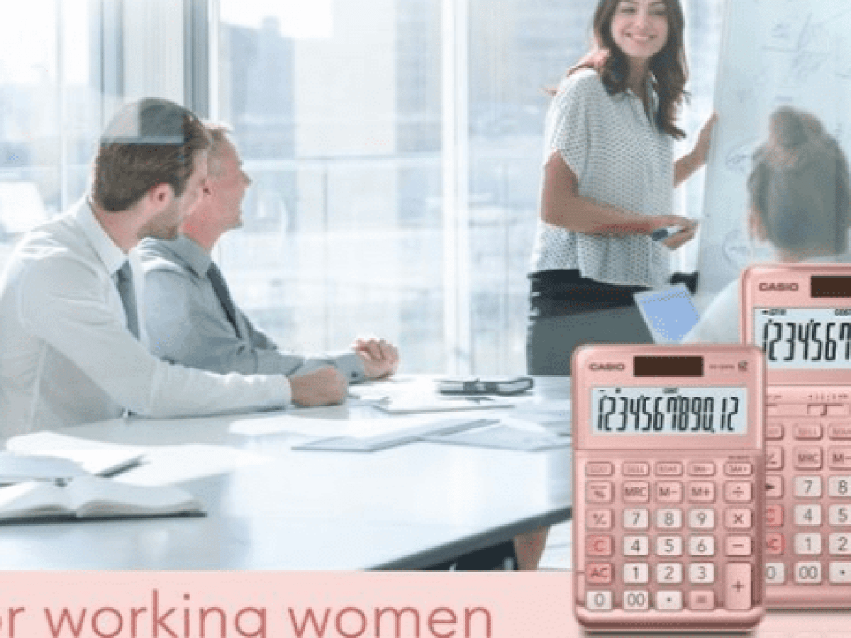 Nueva polémica: Casio lanzó una calculadora rosa para que las mujeres "rindan más"