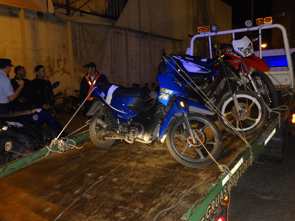 Circulaban a alta velocidad en moto y fueron detenidos por la Policía