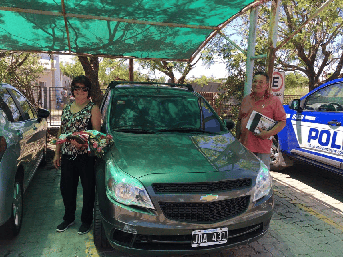  La familia Arias recibió el  auto que le donó una jueza de nuestra ciudad 