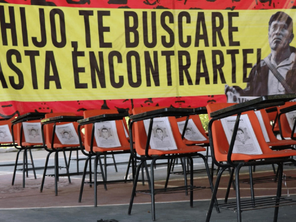 México: Denuncian a 375 funcionarios por caso de estudiantes desaparecidos