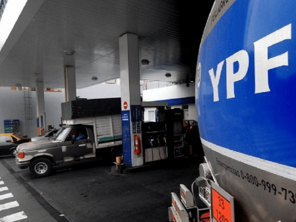 El CEO de YPF aseguró que los precios de los combustibles están 20% atrasados