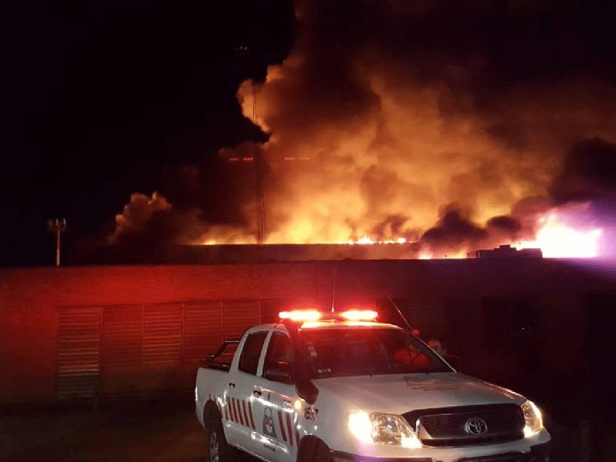Se incendió una fábrica de colchones en Córdoba