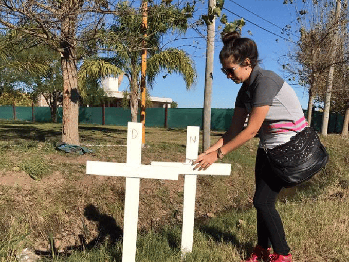 Tragedia camino a Plaza San Francisco: colocaron cruces para recordar a las víctimas 