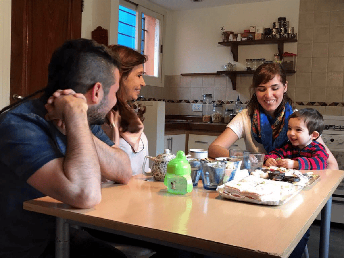 Cristina Kirchner visitó a una pareja en La Plata