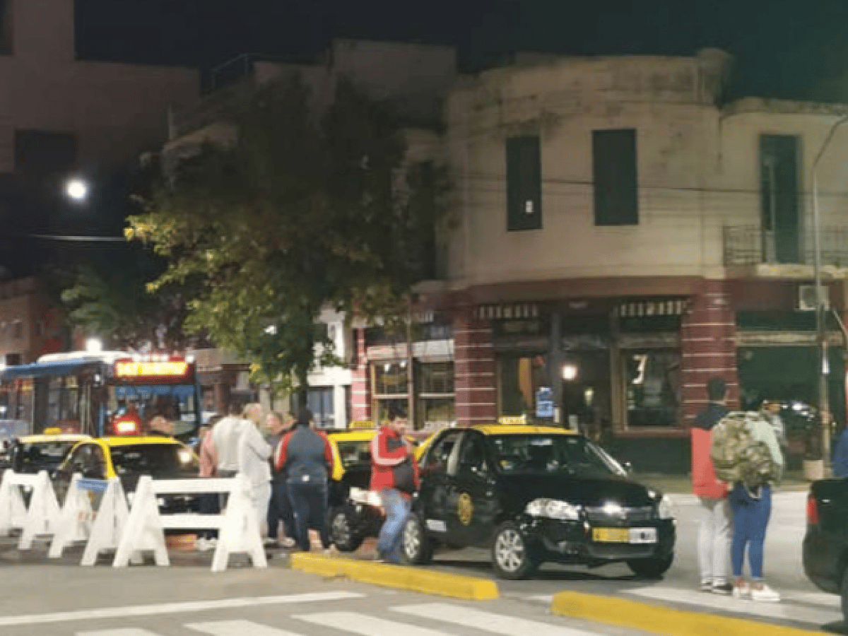 Motochorros rematan a sangre fría a un taxista en Rosario