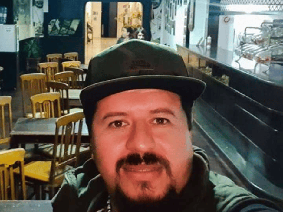 Detuvieron a un youtuber mexicano mientras transmitía en vivo desde un cementerio de Juárez Celman