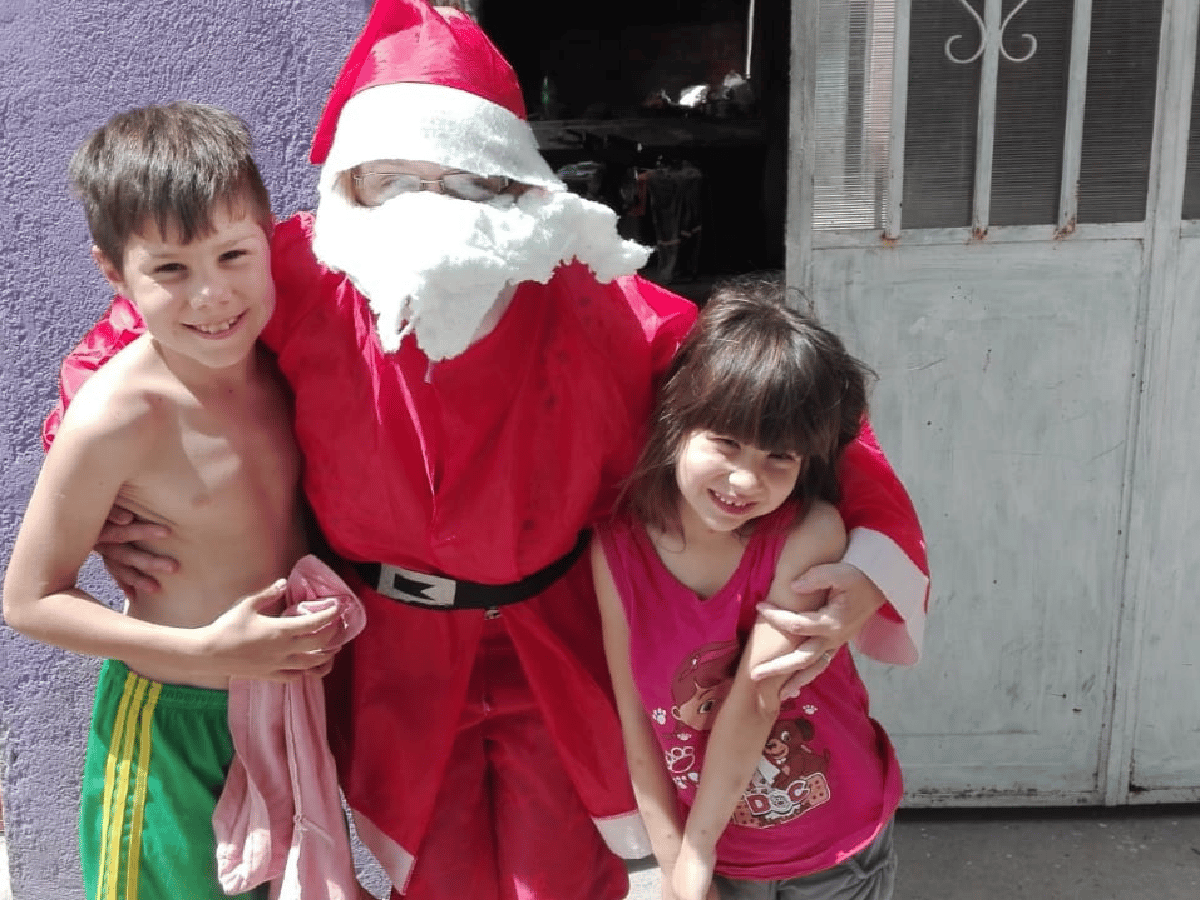 En Morteros, “Mamá Noel” regala juguetes a los chicos