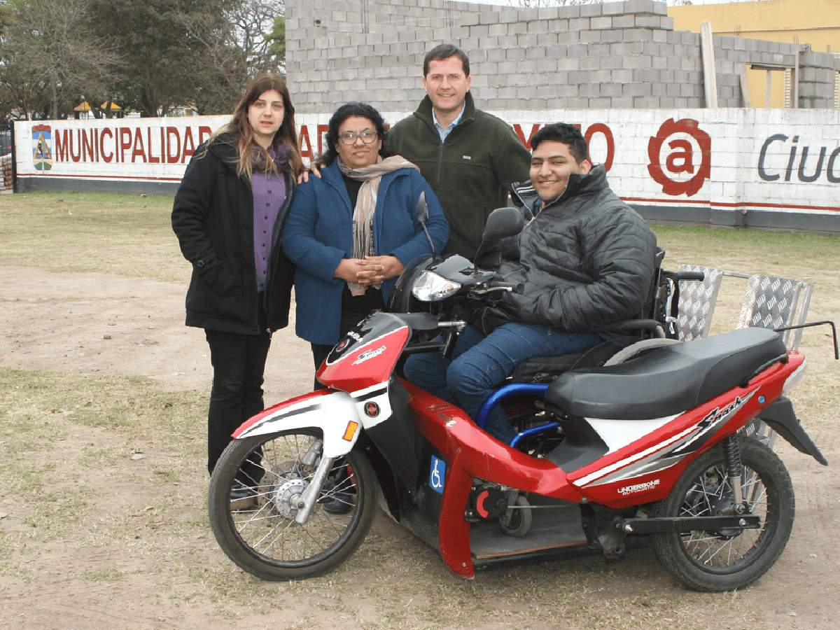 Nahuel recibió un moto triciclo adaptado para  una vida con menos barreras  