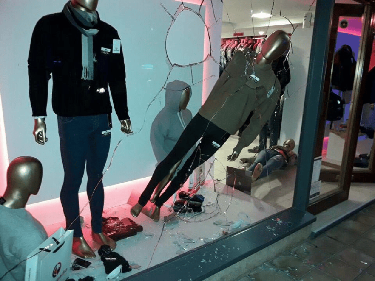 Rompieron vidriera de local  comercial y robaron ropa  