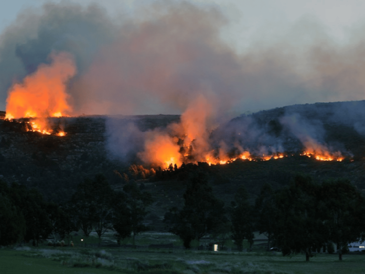 Controlan incendios forestales en Córdoba pero persiste el estado de “riesgo extremo” por los vientos