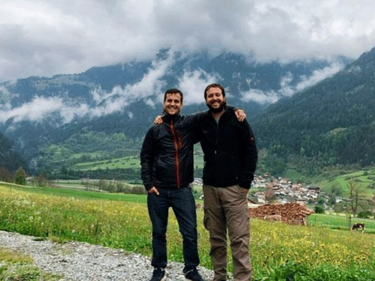 Quiénes son los hermanos que escracharon a Macri en Suiza