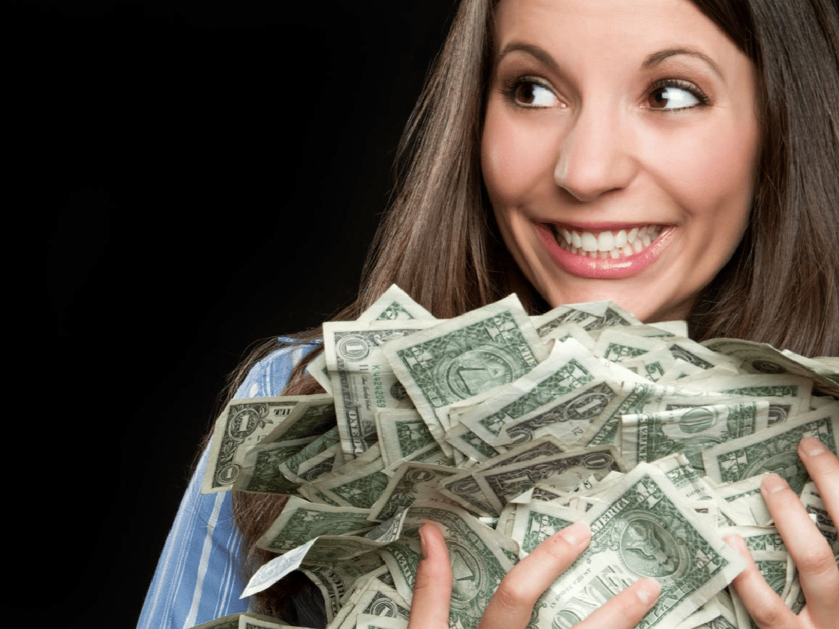 Estudio revela cuánto dinero se necesita para ser feliz