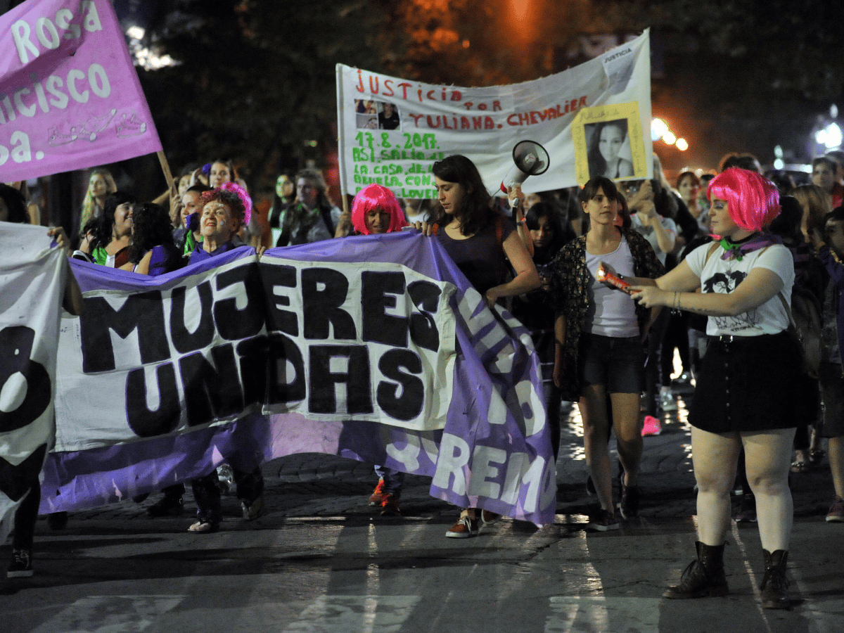 Violencia de género: marcharon en la ciudad  y pidieron declarar la emergencia pública