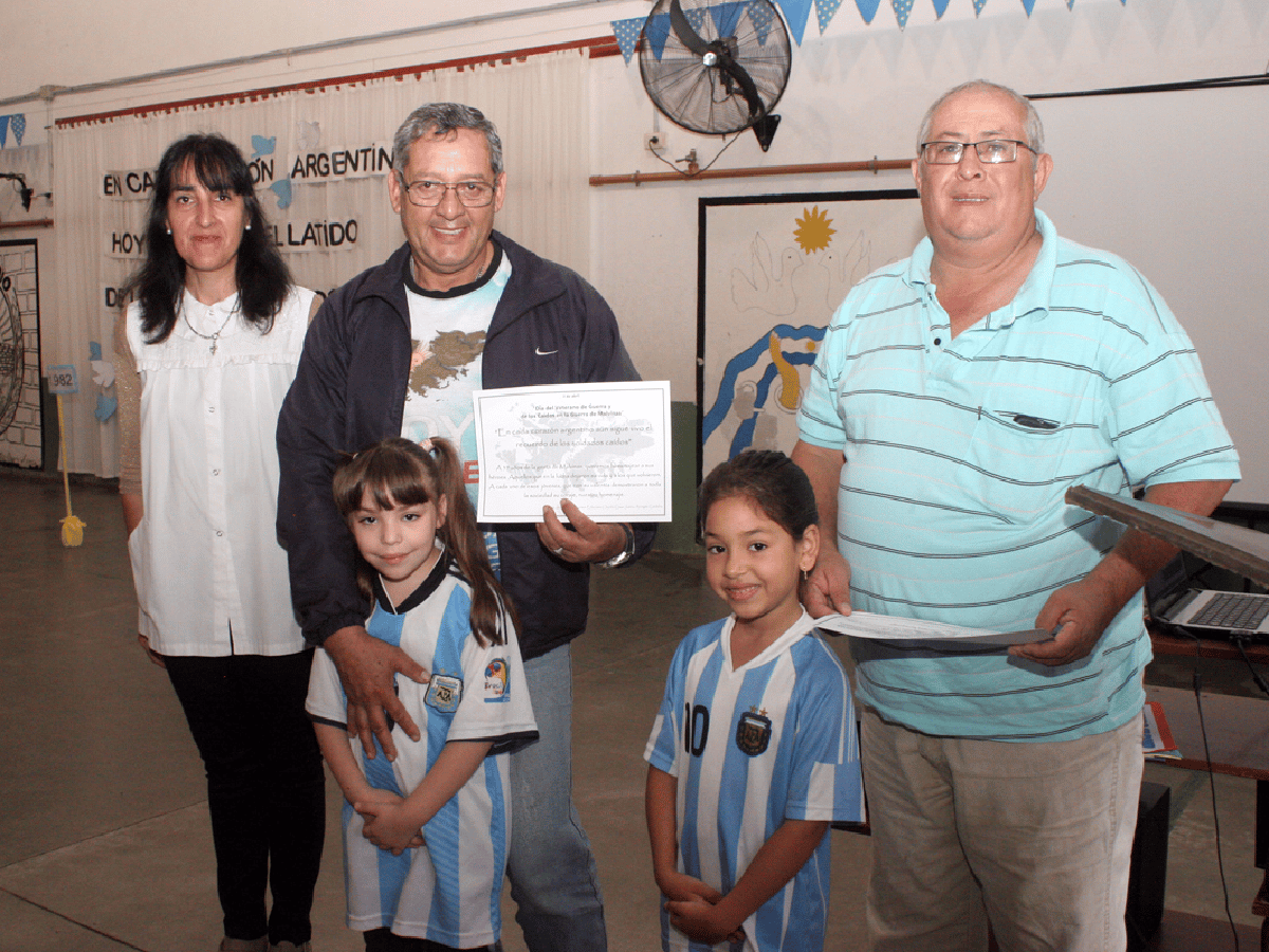 En acto escolar, Arroyito rindió homenaje a héroes de Malvinas    