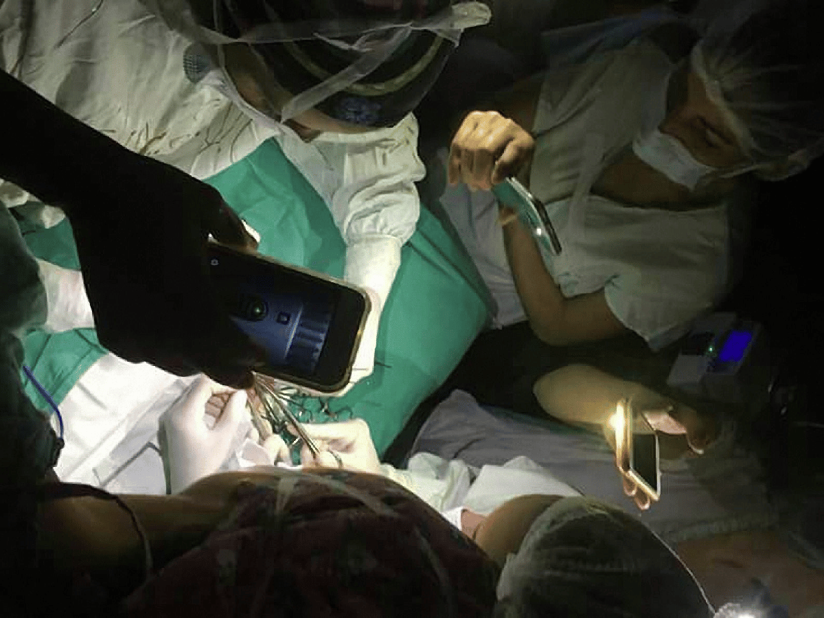 Médicos terminaron operación alumbrándose con celulares