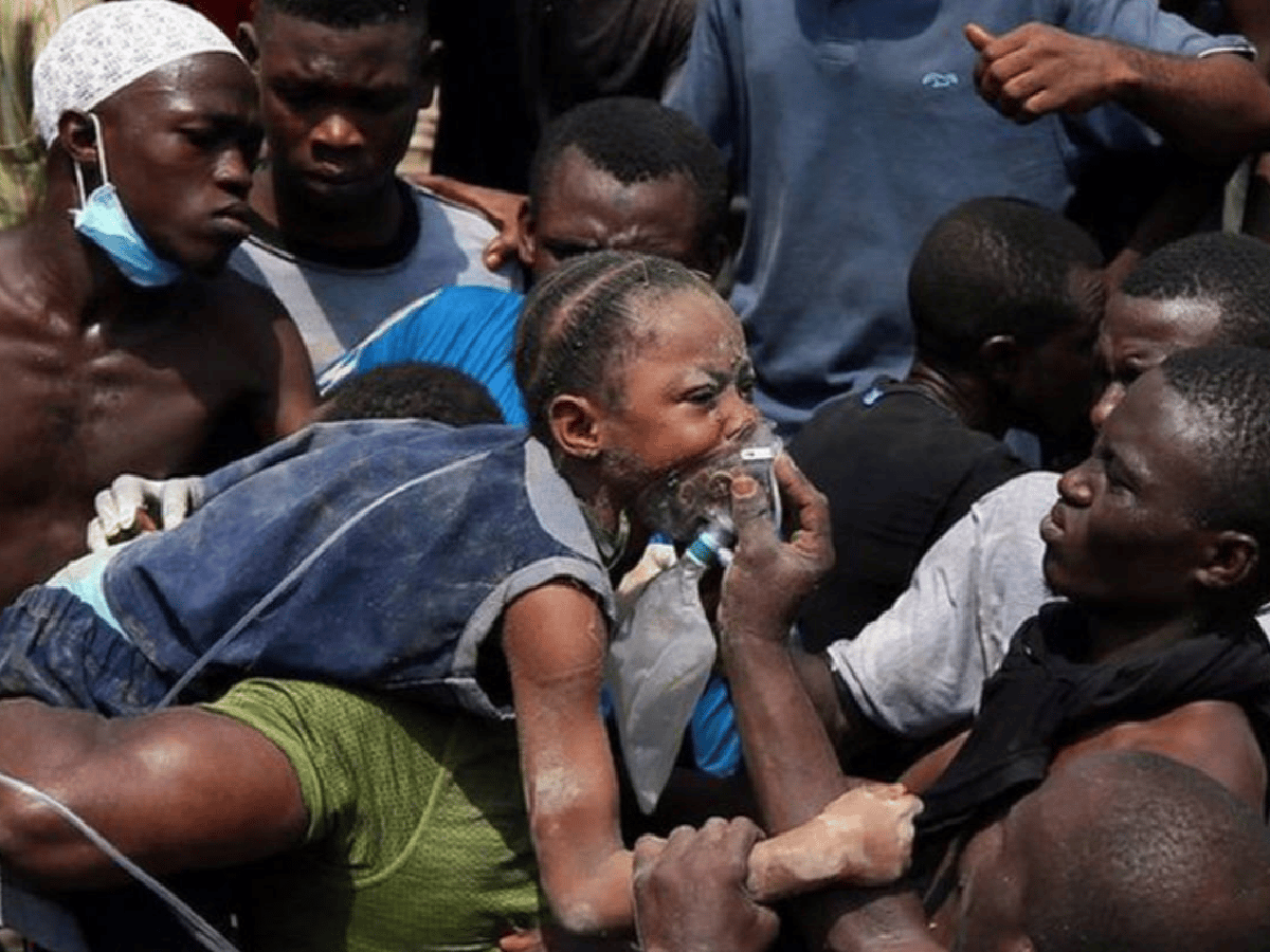 Más de 100 niños atrapados al colapsar un colegio en Nigeria