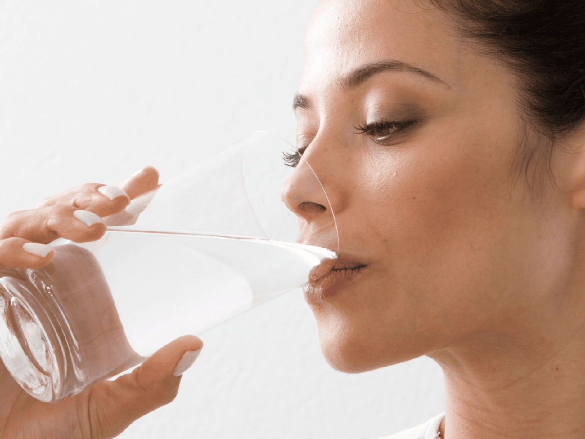 Las mujeres que beben más agua tienen menos infecciones urinarias