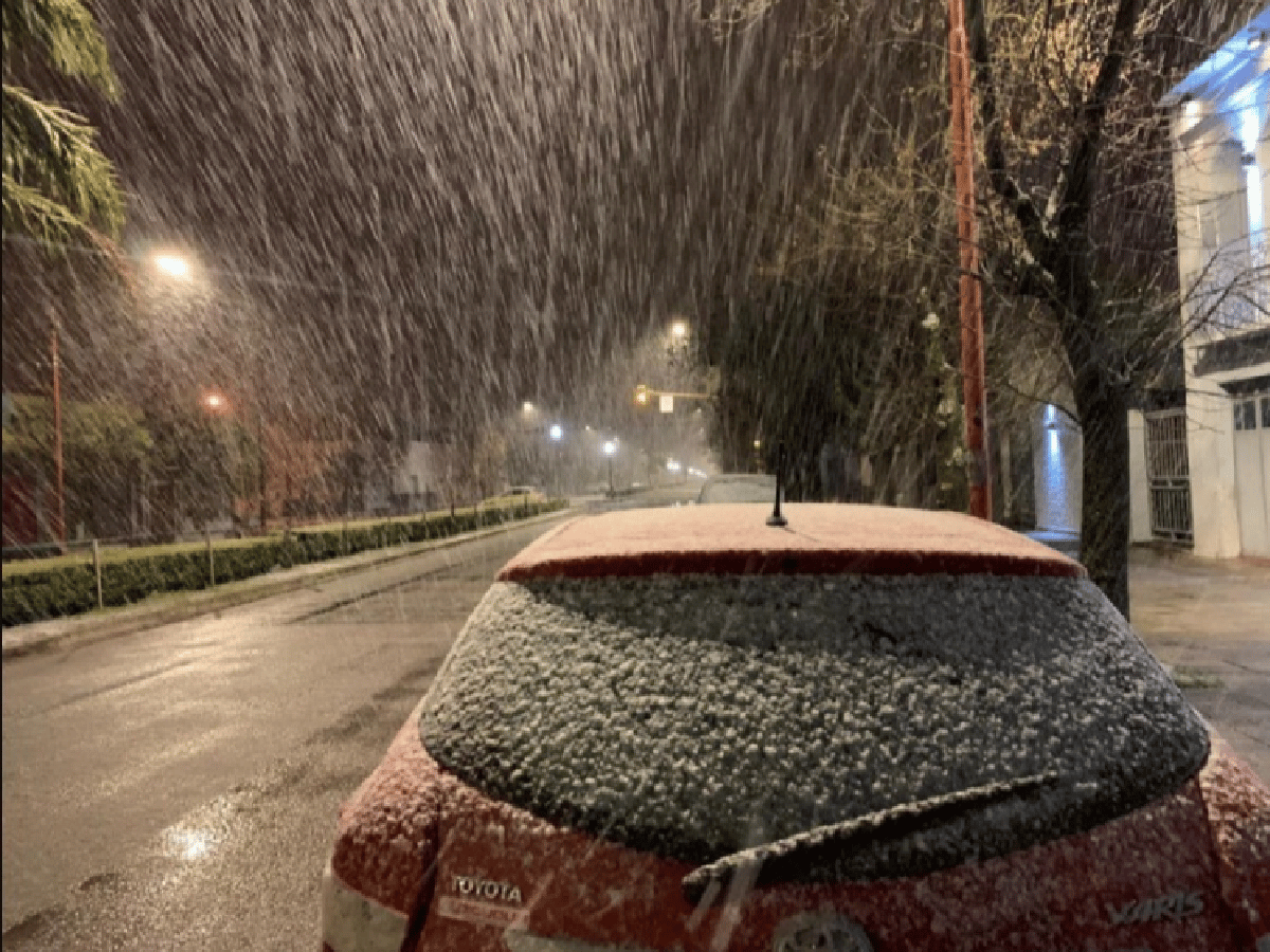 Con la ola de frío polar, la nieve llegó a la ciudad bonaerense de Tres Arroyos