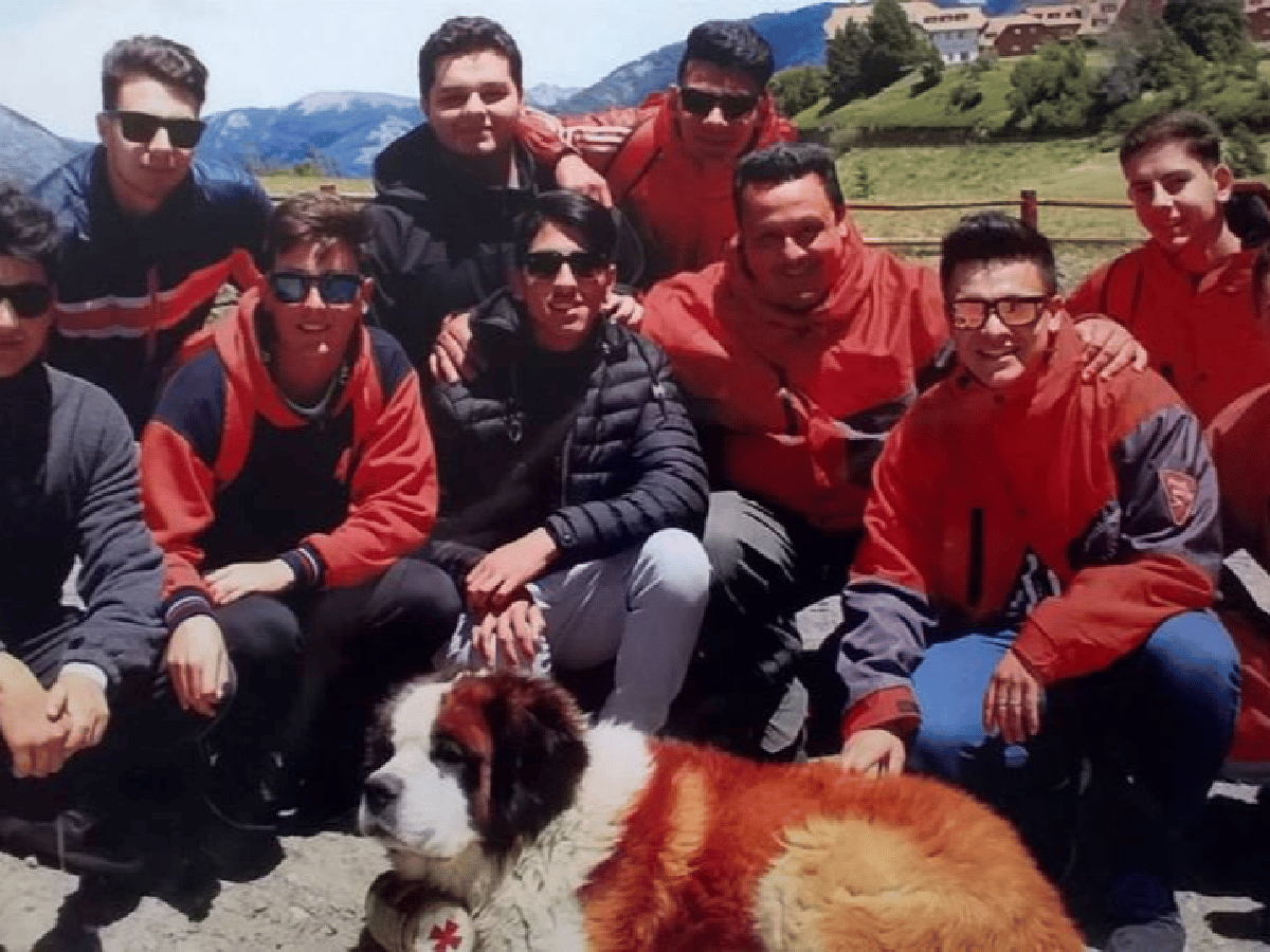 Un estudiante murió y  sus amigos llevaron a  su papá a Bariloche  