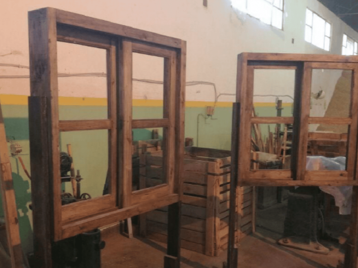 Buenos Aires: presos fabrican ventanas para viviendas sociales