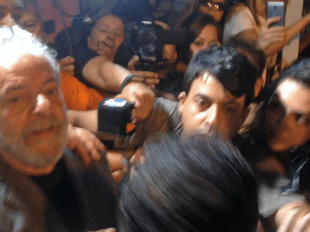 Lula está "bien" pero se siente "indignado" en la prisión 