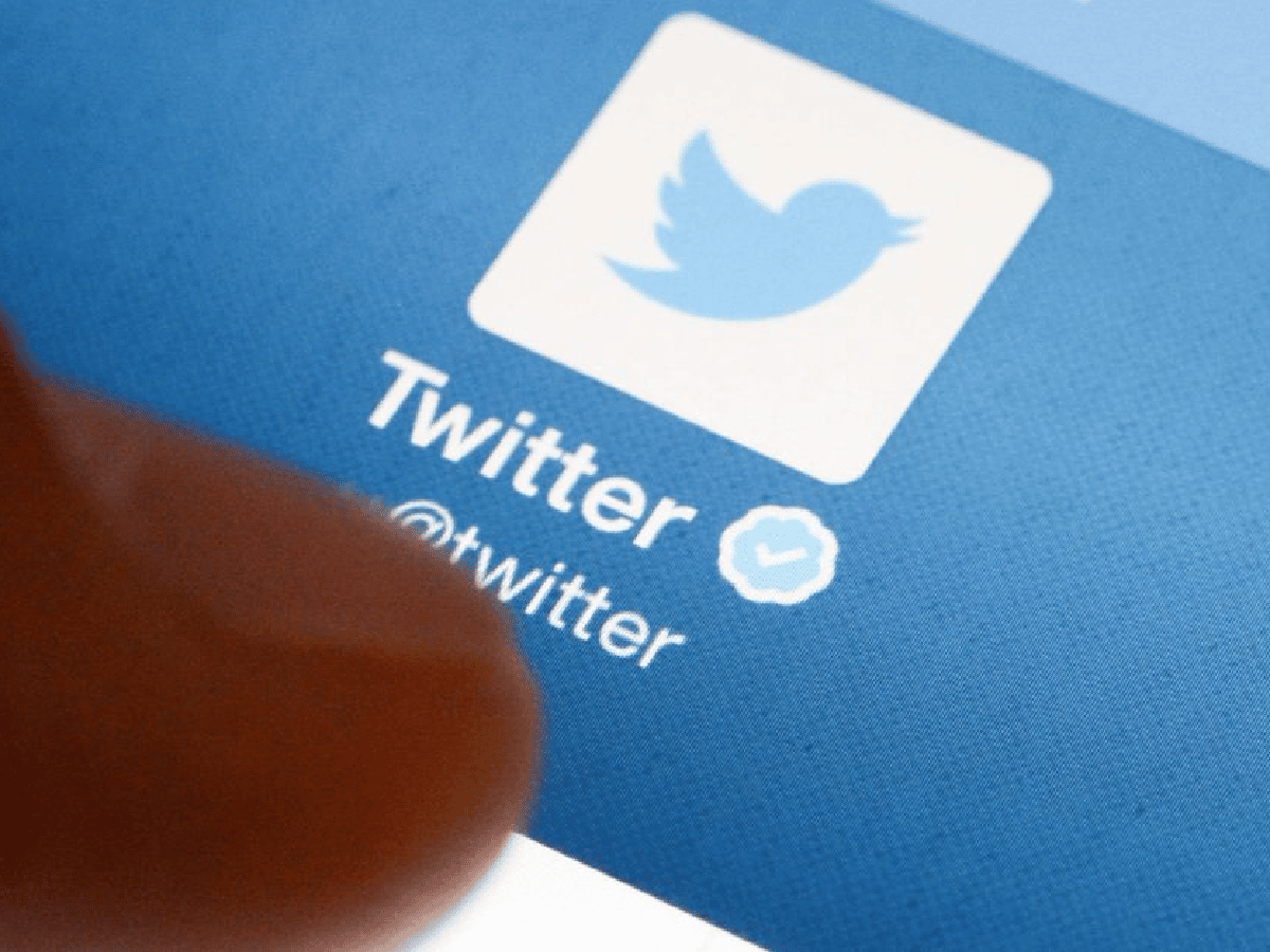 Condenan a trabajos comunitarios a mujer por insultar a empresario en Twitter 