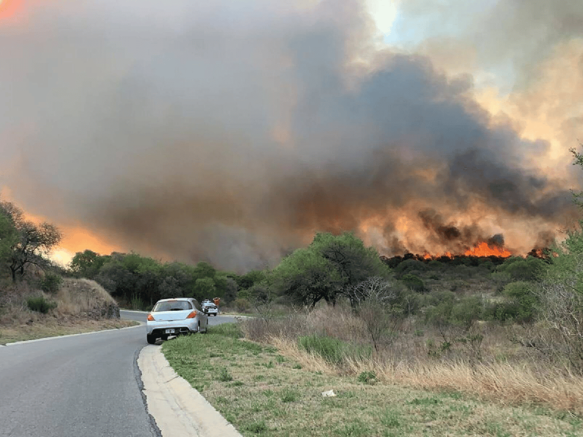 Controlan el incendio forestal  en Villa Carlos Paz, aunque  persiste el "riesgo extremo"