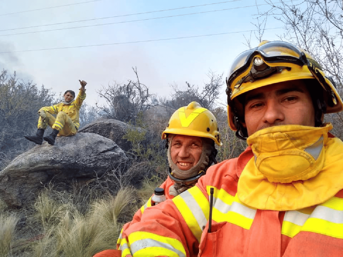 Bomberos locales continúan dándole batalla al fuego en las Sierras