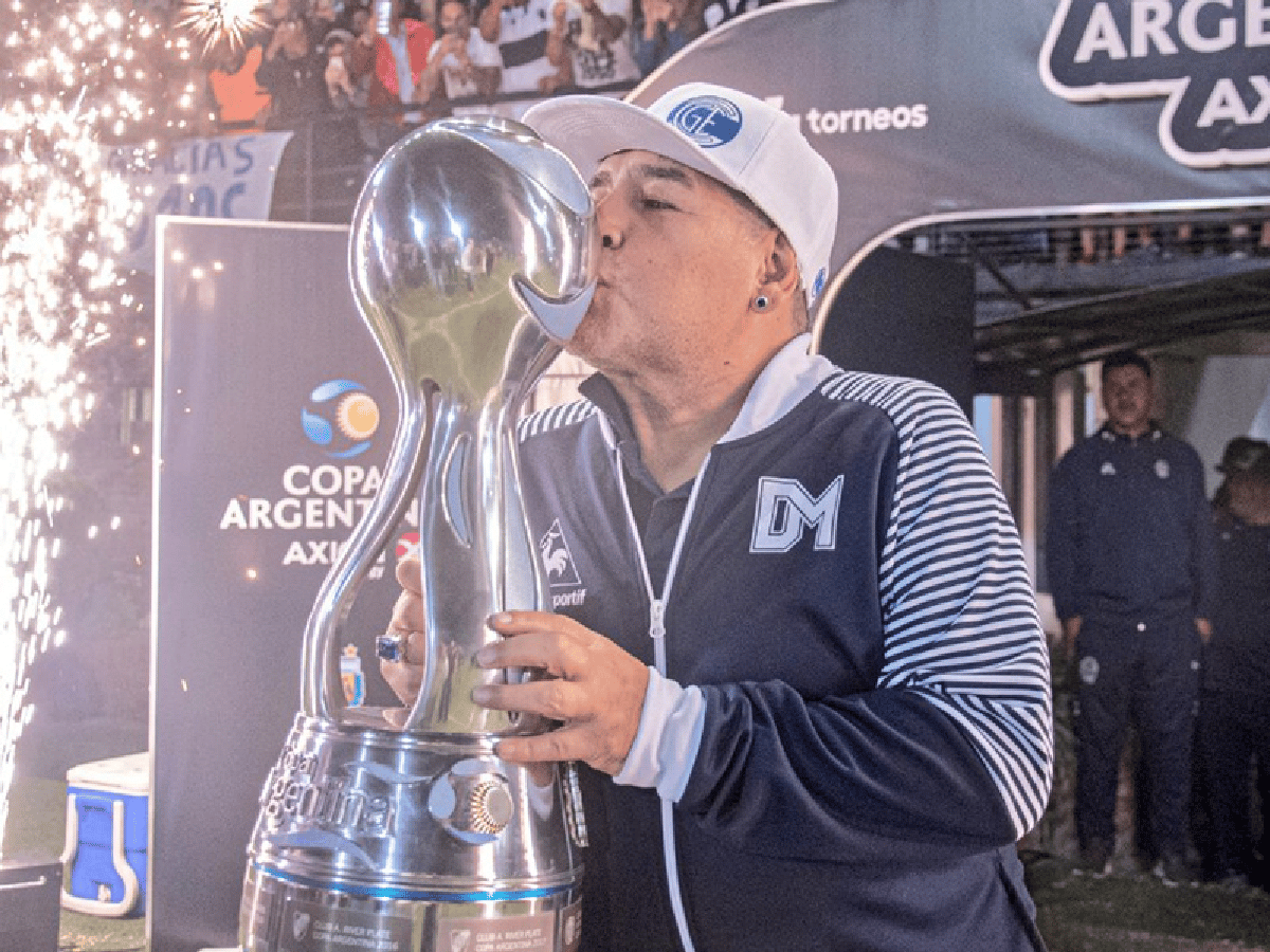 Gimnasia avanza de la mano de Maradona