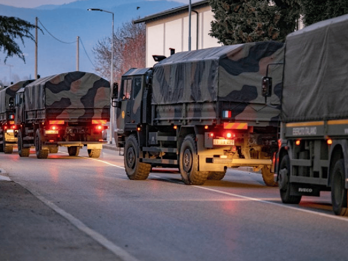 Largas colas de camiones del ejército en Italia para transportar los féretros de los muertos con coronavirus