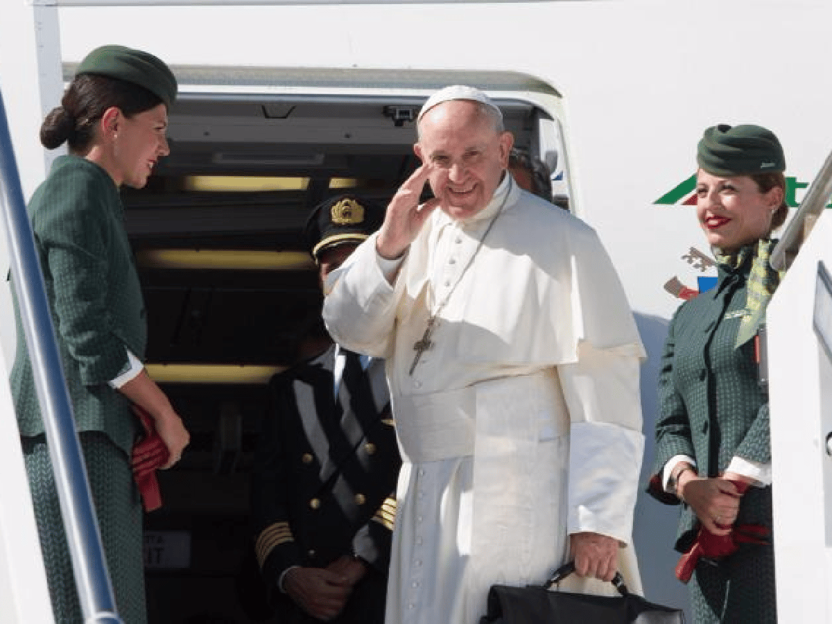 Francisco llegó a Colombia para "ayudar en el camino de la paz"
