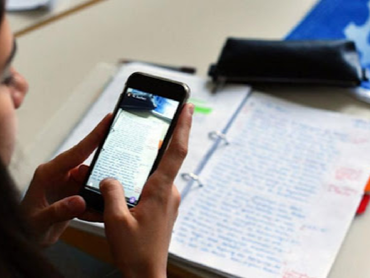 En Devoto, una campaña busca revincular a los estudiantes a través de la donación de celulares