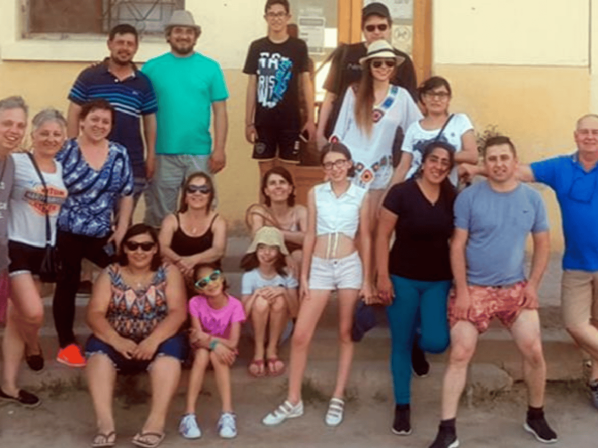 La misteriosa aparición en la foto de un grupo de maestros que visitaron Miramar