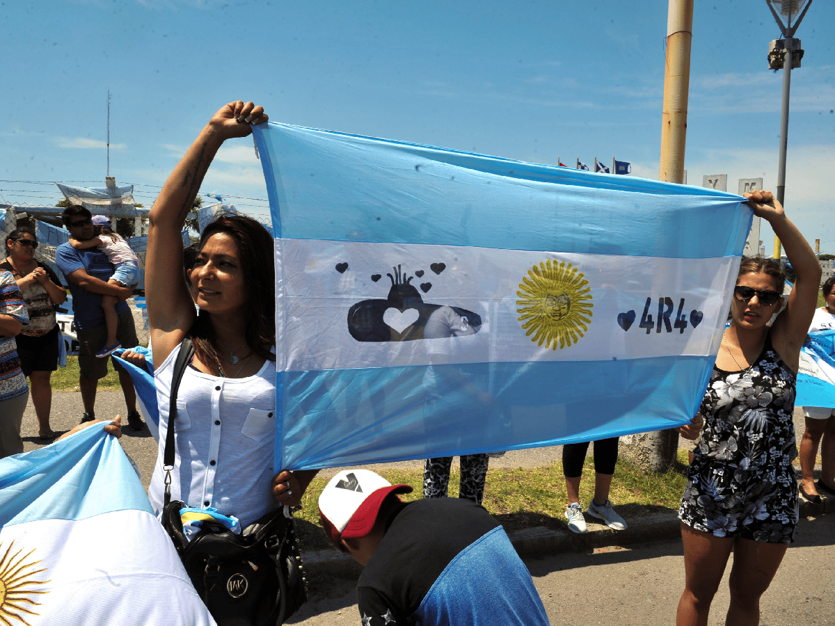 Familiares de los submarinistas piden que los reciba el presidente Macri
