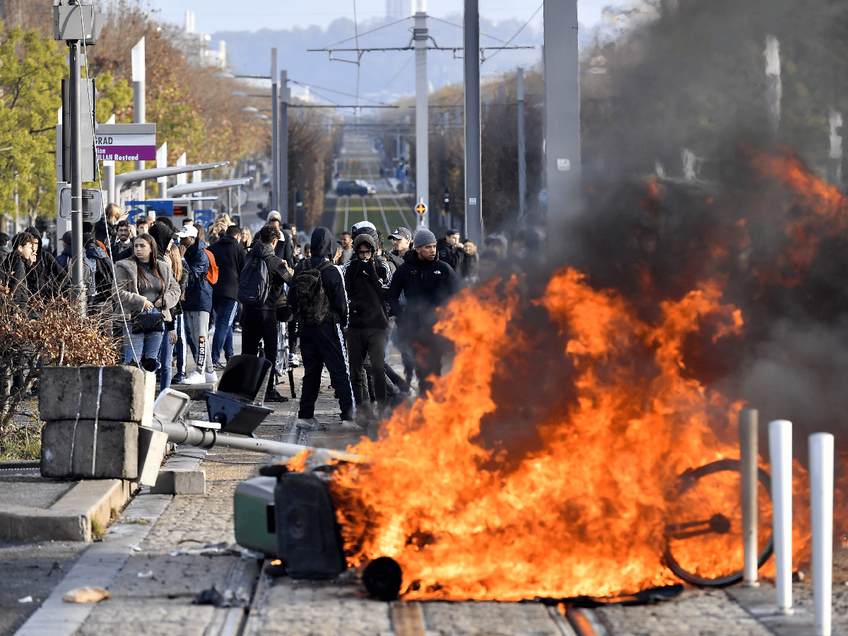 Macron hace llamado a la "calma" mientras protestas se extienden en Francia
