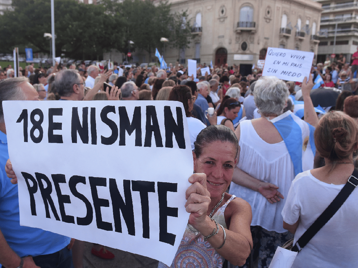 Gran cantidad de gente homenajeó a Alberto Nisman