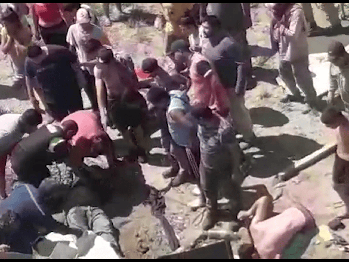 [VIDEO] Dramático rescate de un camionero que quedó sepultado bajo el arena que transportaba