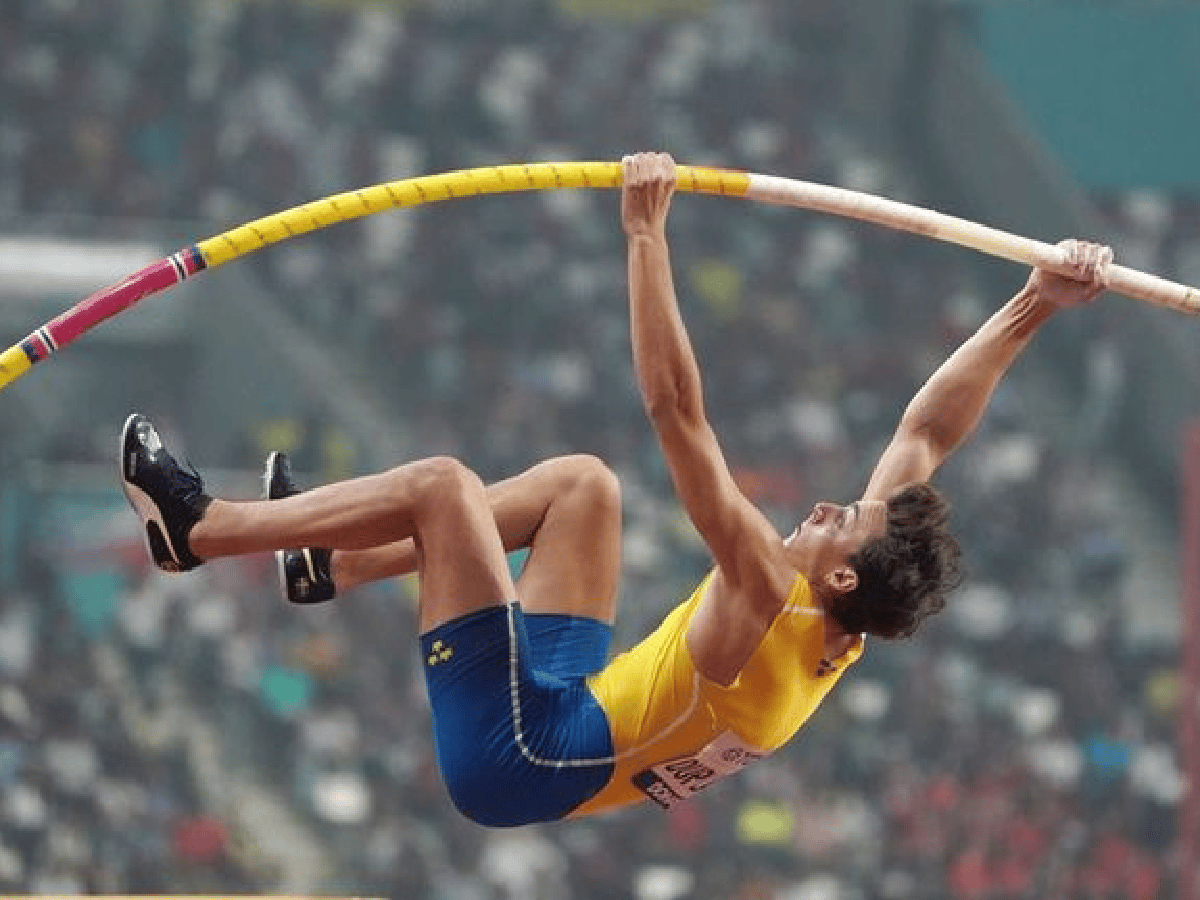 El sueco Armand Duplantis, de 20 años, batió récord mundial de salto con garrocha